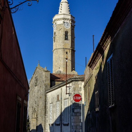 La facciata vista di lato (foto Ivo Piras)