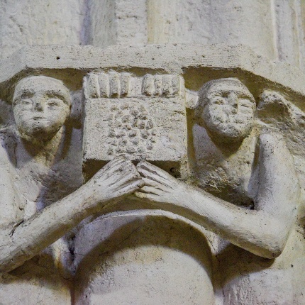 Capitello scolpito con angeli reggi scudo (foto Ivo Piras)