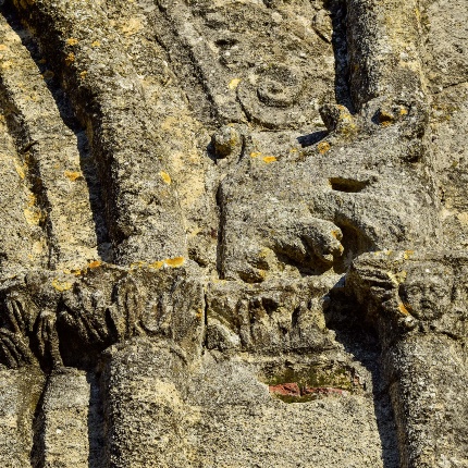 Ornamenti architettonici ai lati del portale della facciata (foto Ivo Piras)