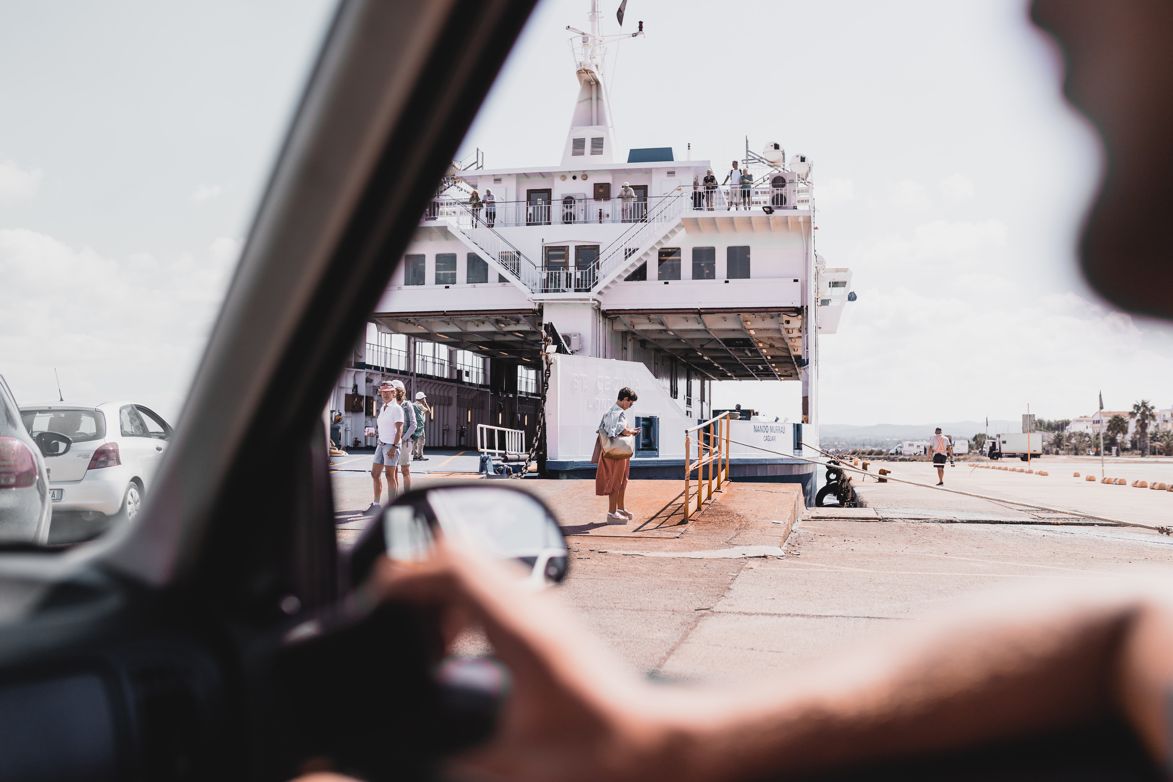 Traghetto nel porto (foto Riccardo Pitzalis - Unsplash)