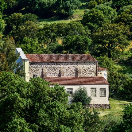 Accanto all'antica chiesa primitiva, alla sua sinistra, nel 1954 ne è stata costruita un'altra moderna, comunicante con la prima (foto Ivo Piras)