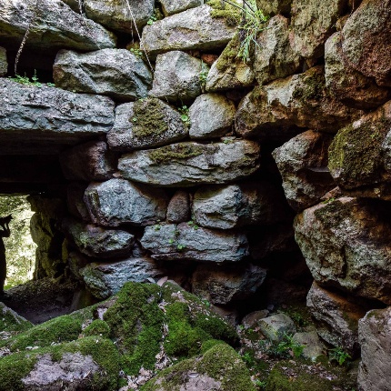 Nuraghe Pattada 'e Chelvos. Ingresso alla torre visto dell'interno (foto Ivo Piras)