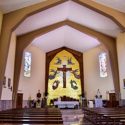 Chiesa parrocchiale di San Gavino. Navata centrale col grande crocifisso ligneo (foto Ivo Piras)