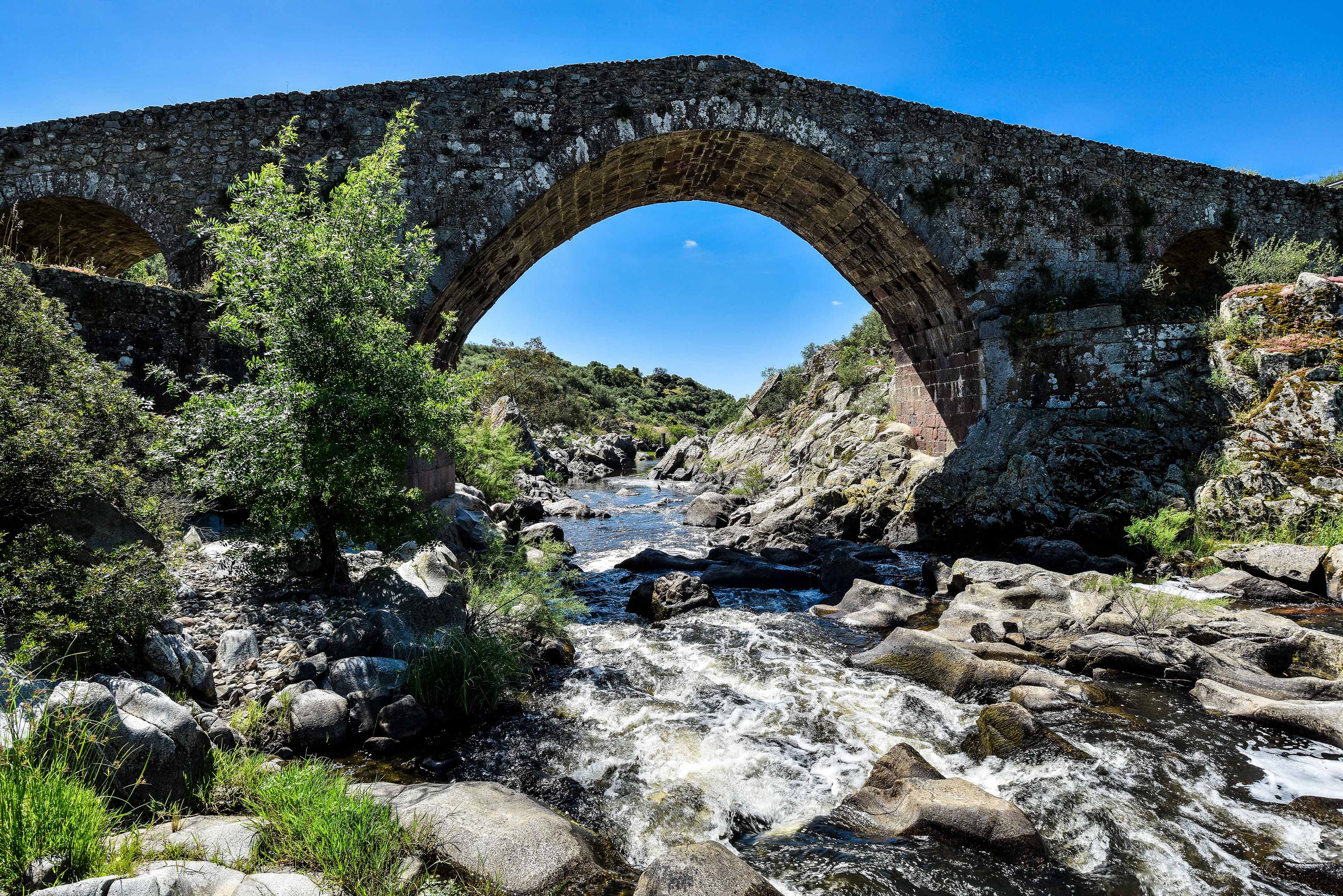 Chiamato anche ponte del Diavolo, è tutt'ora intatto per tutti i trentacinque metri di lunghezza