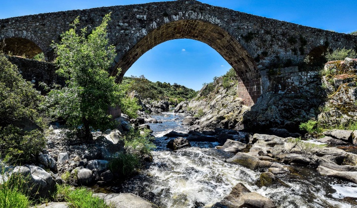 Chiamato anche ponte del Diavolo, è tutt'ora intatto per tutti i trentacinque metri di lunghezza
