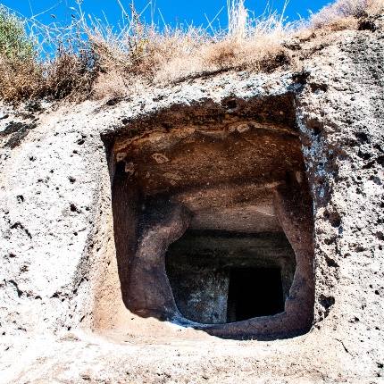 Portello con cornice e architrave (foto Giuseppe Lonis)