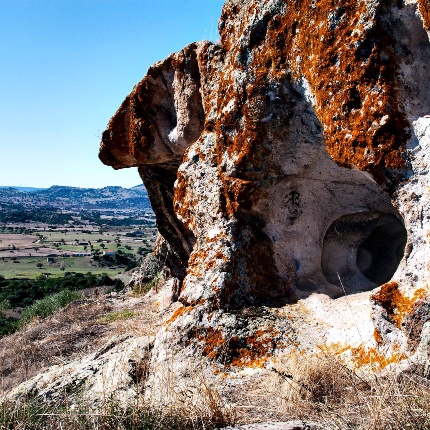 Il fronte roccioso con un'ampia visuale sulla valle (foto Giuseppe Lonis)