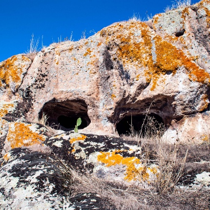 Nella tomba XIV in età nuragica è stata scolpita una stele centinata (foto Giuseppe Lonis)