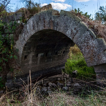 Vista sud di un'arcata del ponte (foto Giuseppe Lonis)