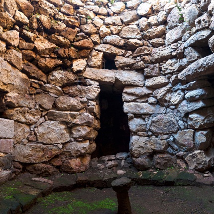 La camera centrale con le nicchie architravate (foto Giuseppe Lonis)