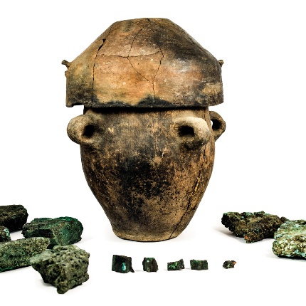 Vaso quadriansato con ciotola/coperchio e frammenti di lingotti di rame (foto Giuseppe Lonis)