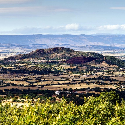 Panoramica del territorio col centro abitato e i monti Ruiu e Zuighe (foto Giuseppe Lonis)