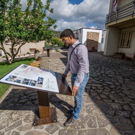 Carta turistica del paese (foto Giuseppe Lonis)
