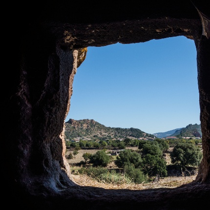 Il paese visto dall’interno di una domus di Partulesi (foto Giuseppe Lonis)