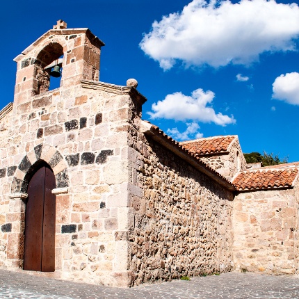 Veduta laterale dell'edificio con pianta è a croce latina (foto Giuseppe Lonis)