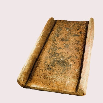 Tegola bipedale dell’originaria copertura (foto Giuseppe Lonis)