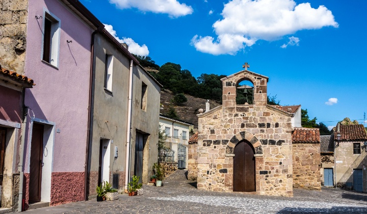 Facciata romanica con portale centinato archiacuto impostato su capitelli in basalto