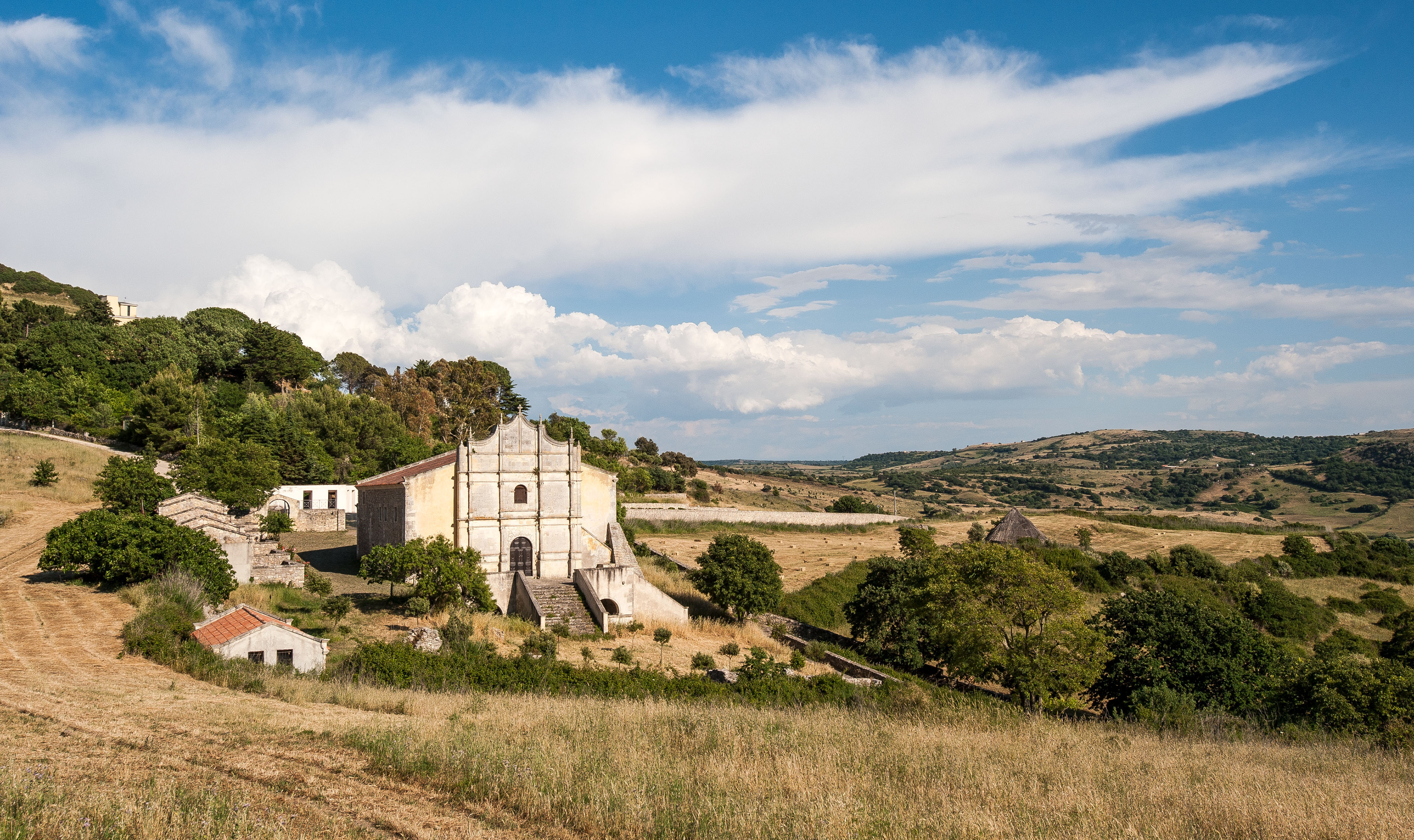 Il santuario collocato in posizione rialzata, poteva forse in antico svolgere la funzione di chiesa parrocchiale di un villaggio poi abbandonato (foto Ivo Piras)