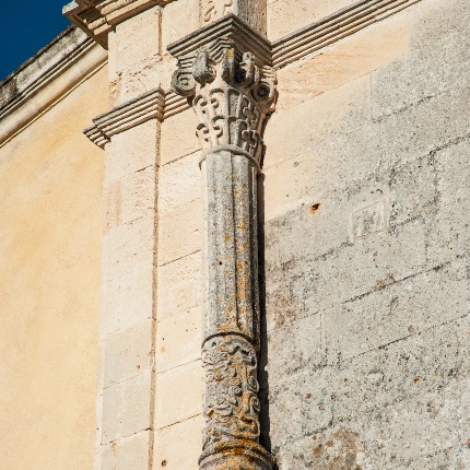 Colonna decorata presente nel prospetto (foto Ivo Piras)