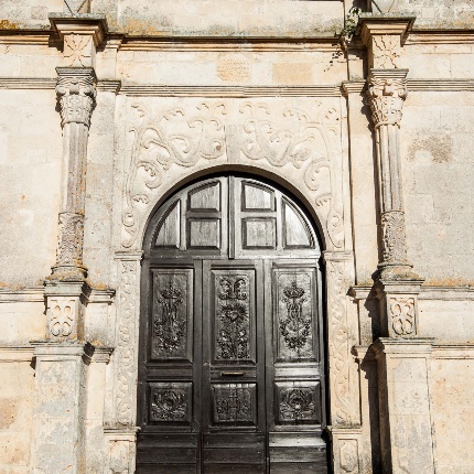 Il portale d’accesso reca una delicata decorazione a nastro intrecciato poco rilevata (foto Ivo Piras)