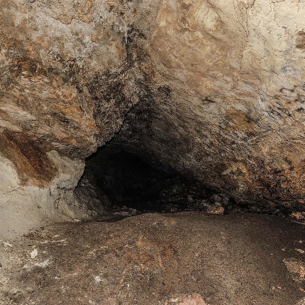 Cunicolo che porta verso una camera più vasta (foto Ivo Piras)