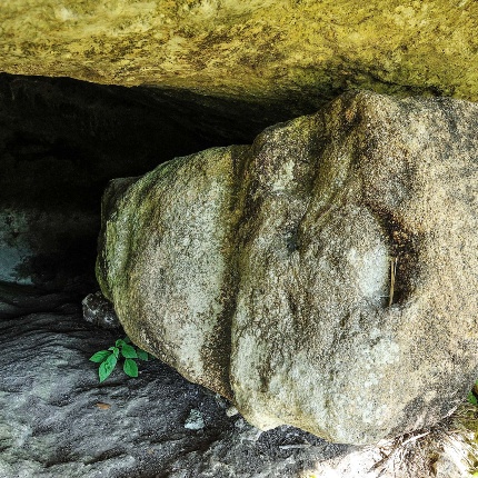 Il masso che nasconde l'ingresso alla grotta (foto Ivo Piras)