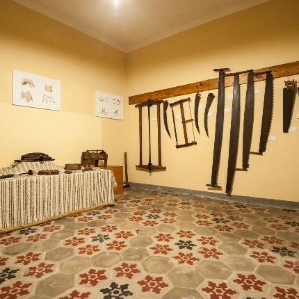 Raccolta di utensili agricoli come seghe e falci (foto Ivo Piras)