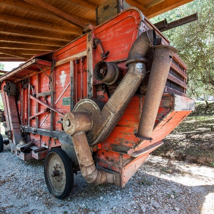 Nel giardino attiguo sono ospitate antiche macchine agricole, come una trebbia del 1950 (foto Ivo Piras)