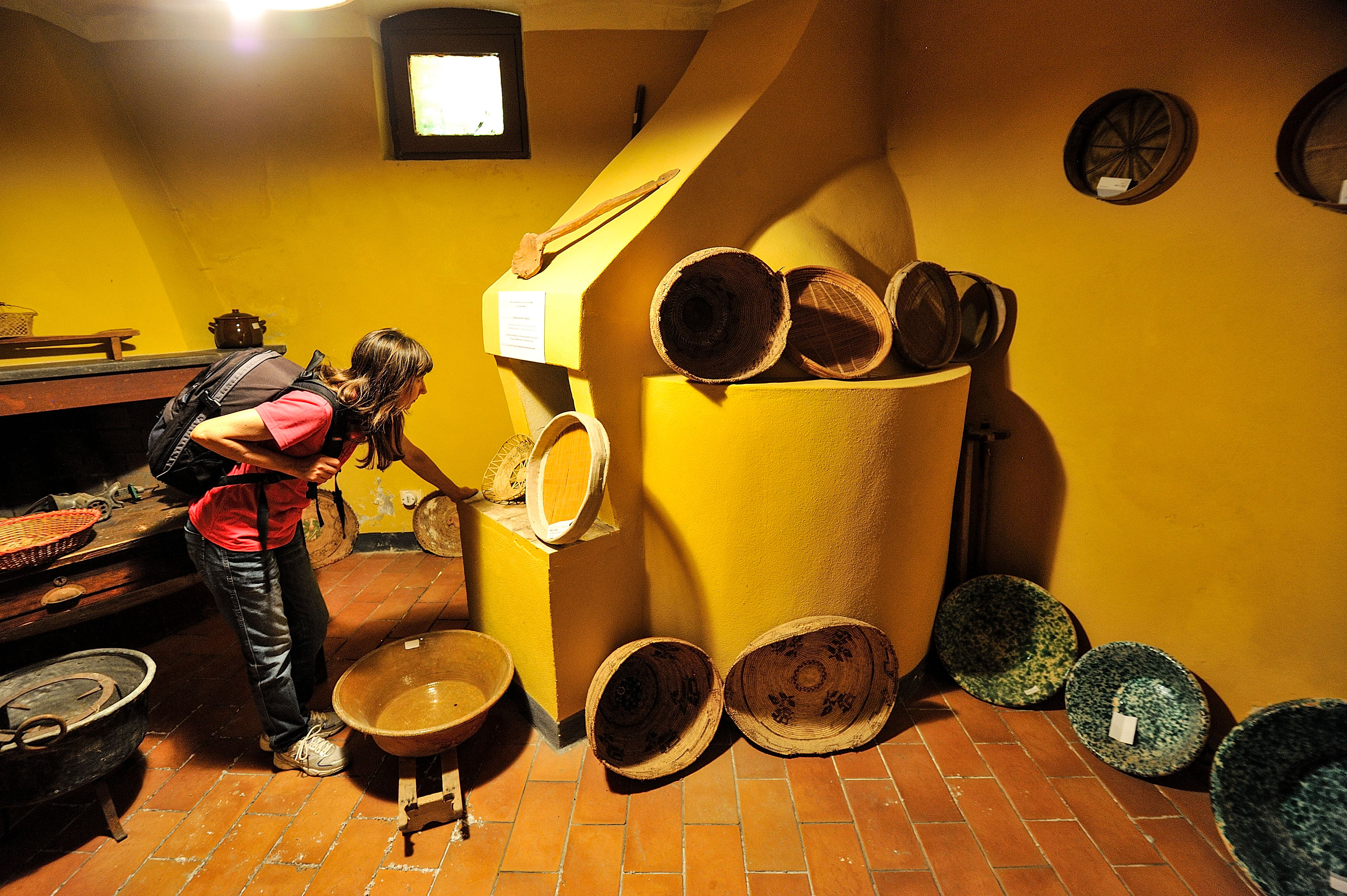 Forno a legna e esposizione di cesti e recipienti usati in cucina (foto Ivo Piras)