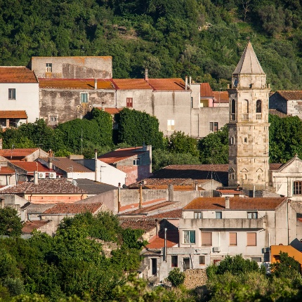 Scorcio del paese col campanile della parrocchiale che svetta sul verde (foto Ivo Piras)