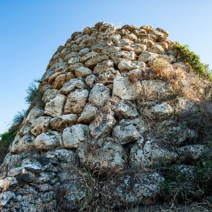 Nuraghe Tomasu Cabonis. Vista dal basso della torre (foto Ivo Piras)