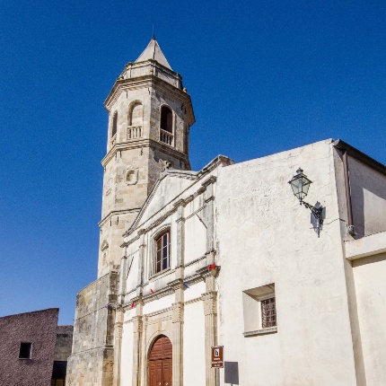 Ordini di lesene scanalate sovrapposte scandiscono lo spazio del prospetto verticalmente (foto Angelo Marras)