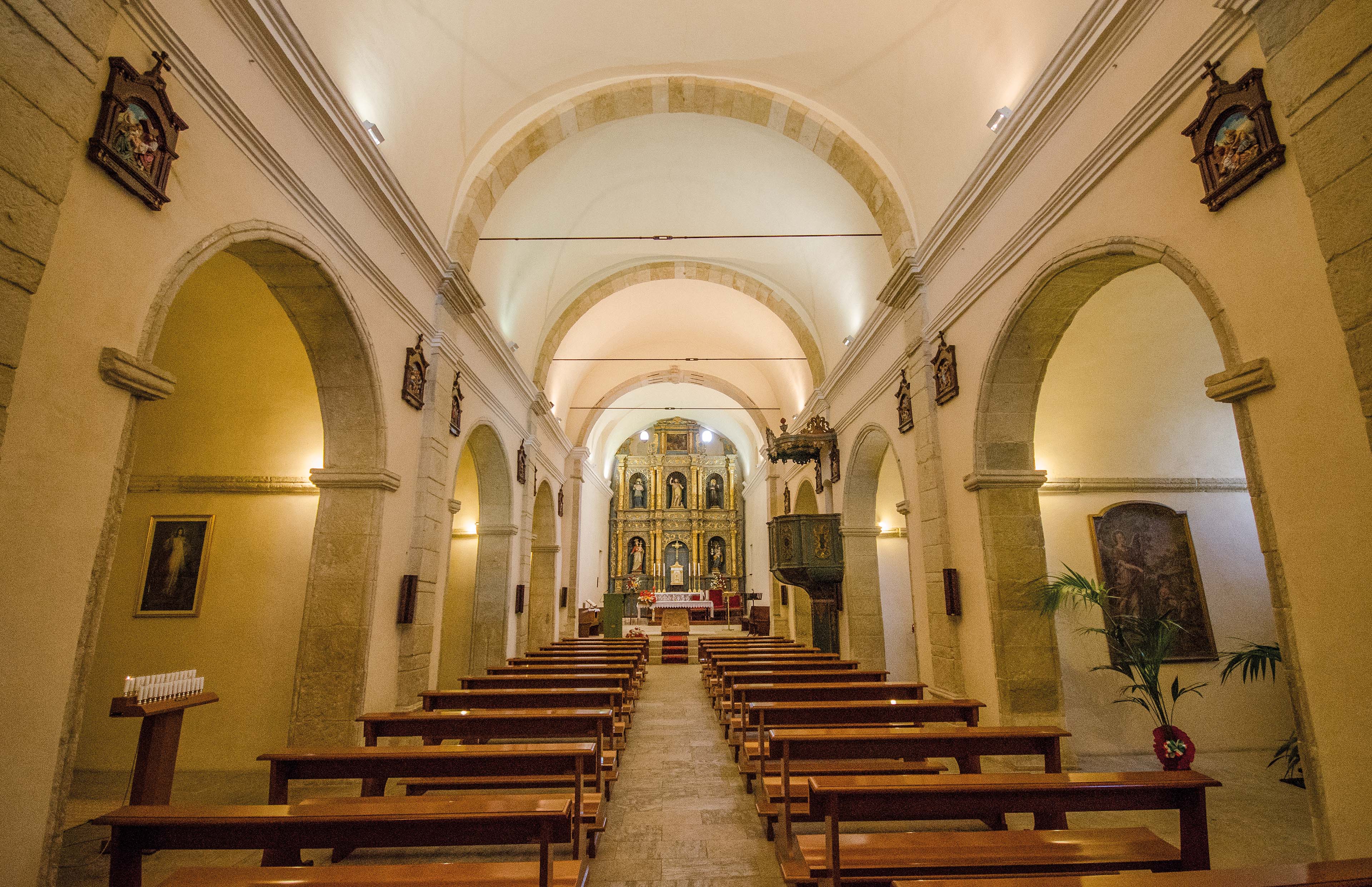 Navata centrale scandita da arcate trasversali (foto Angelo Marras)