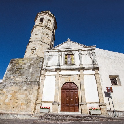 Il prospetto presenta un portale con arco di scarico a tutto sesto e in asse, nello specchio mediano, si apre una finestra (foto Angelo Marras)