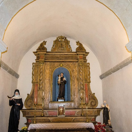 Altare ligneo policromato ospitato in una delle cappelle laterali (foto Angelo Marras)