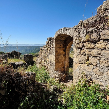 Apertura ad arco che metteva in comunicazione due ambienti del grande edificio di planimetria rettangolare ad oggi visibile (foto Ivo Piras)