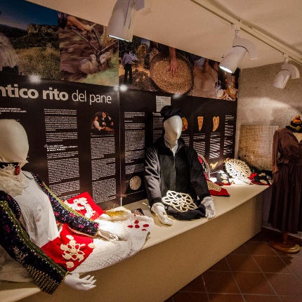 Exhibition of traditional clothing and bread for the holidays (photoAngelo Marras)
