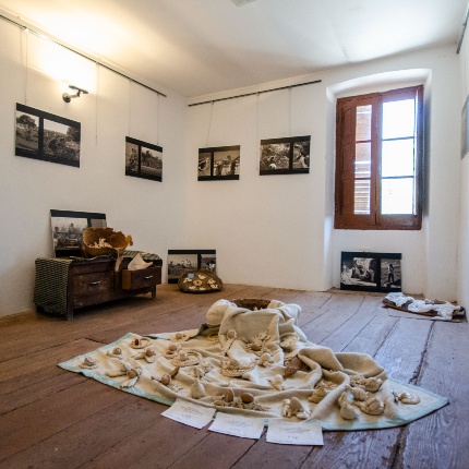 Decorating bread with egg (photoAngelo Marras)