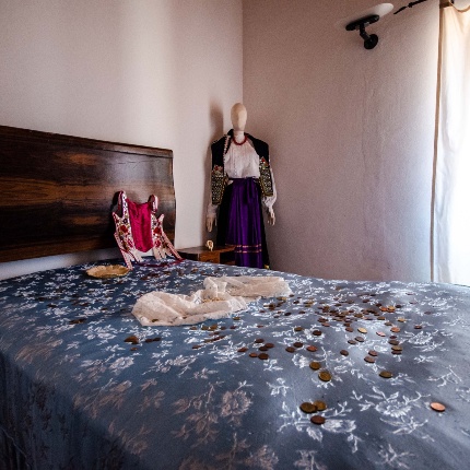 Bedroom with traditional Sardinian clothes (photoAngelo Marras)