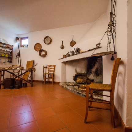The kitchen with the fireplace (photoAngelo Marras)