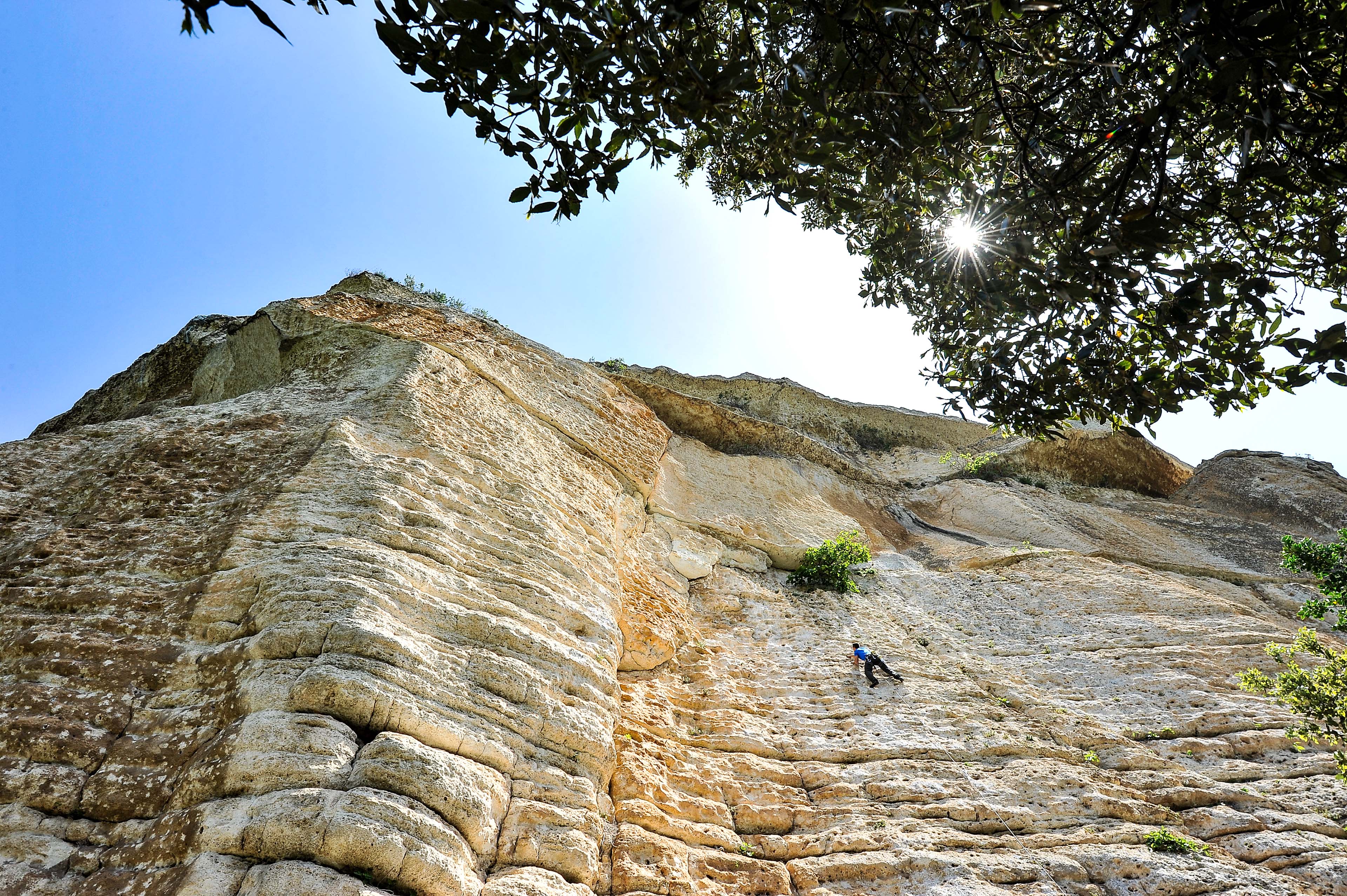 Arrampicata sportiva sulla parete rocciosa