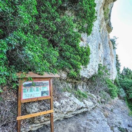 La via ferrata con il pannello informativo (foto Ivo Piras)