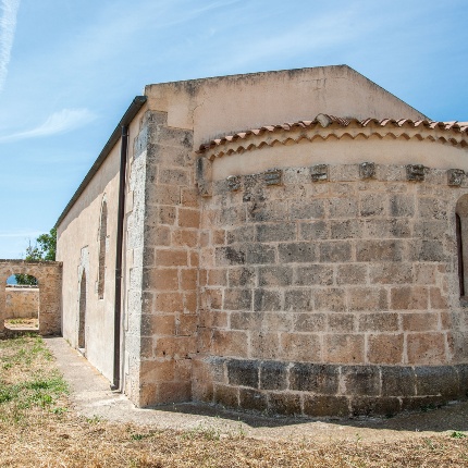 L'abside, rivolta ad Est, è priva degli archetti al di sotto del catino, ma conserva delle mensole gradonate (foto Ivo Piras)