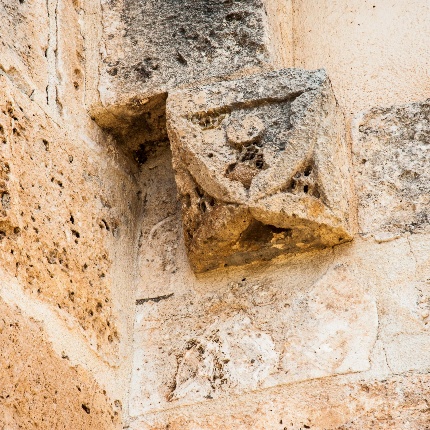 Particolare di una mensola dell'abside (foto Ivo Piras)