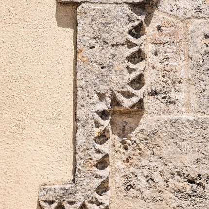 Particolare dei decori architettonici del portale (foto Ivo Piras)