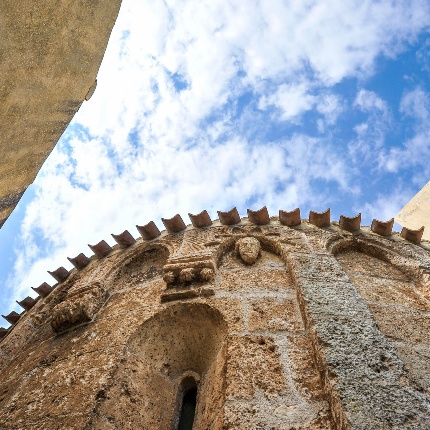 Abside settentrionale visto dal basso. Sotto il catino una teoria di archetti ogivali decorati che impostano su peducci (foto Ivo Piras)