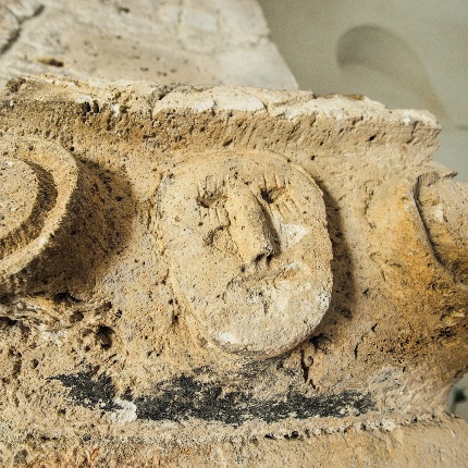 Figura antropomorfa sul capitello di un pilastro (foto Ivo Piras)