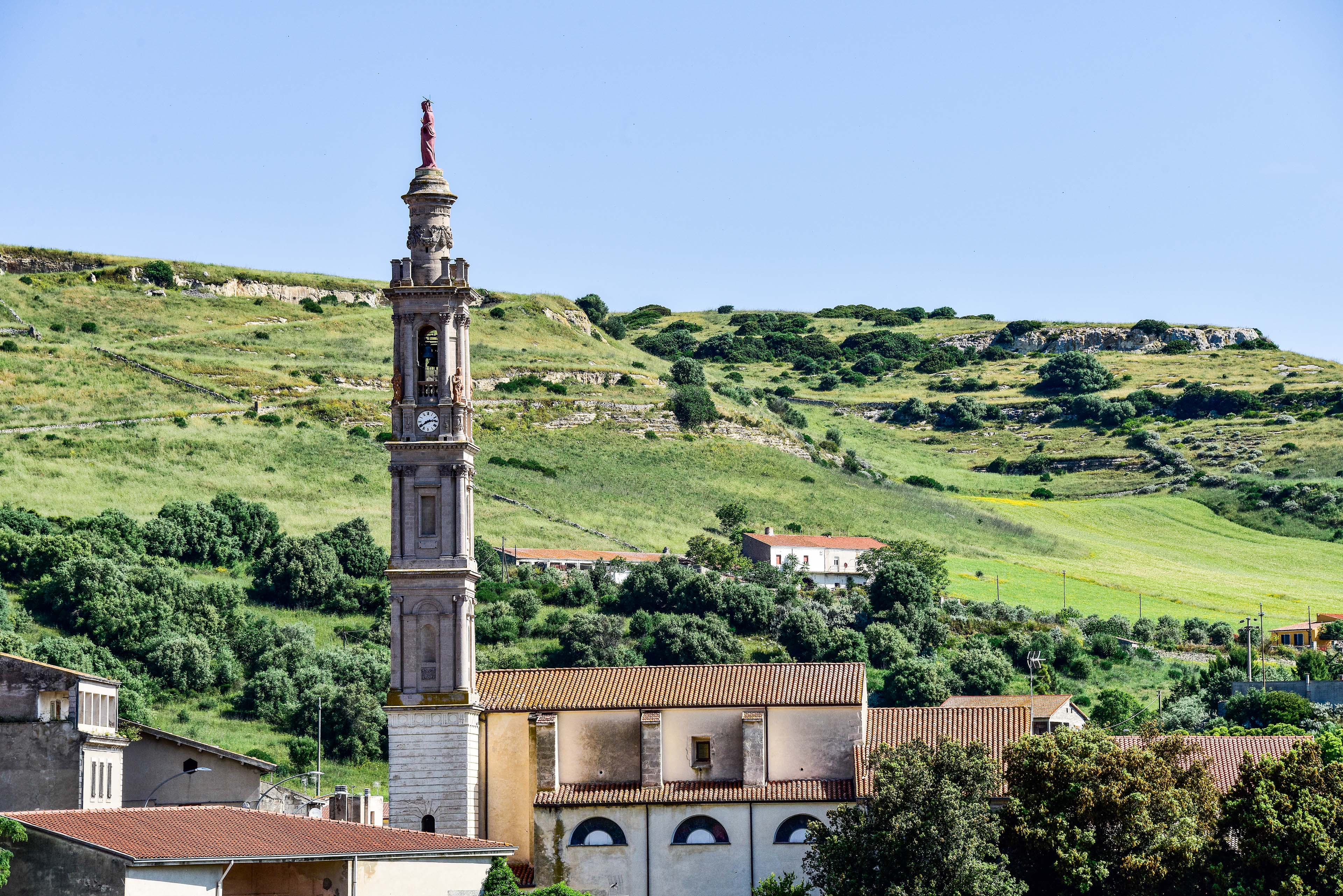 Chiesa parrocchiale dedicata a Santa Caterina. Il campanile più alto della Sardegna (foto Ivo Piras)