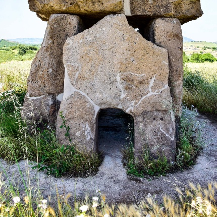 Dolmen Sa Coveccada. Prospetto frontale (foto Ivo Piras)