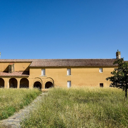 Chiesa campestre di San Giovanni Battista. Veduta laterale del santuario (foto Ivo Piras)